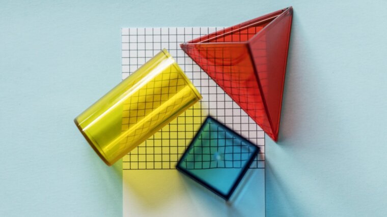 Geometrische Figuren liegen auf einem Blatt Papier