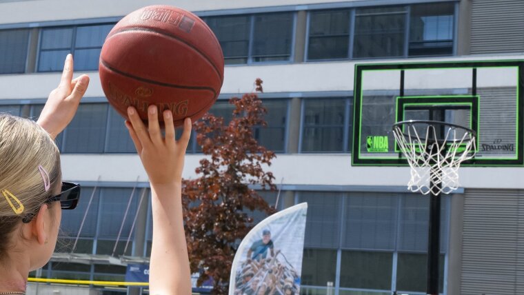 Studentin spielt Basketball