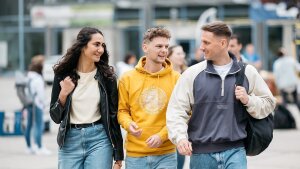 Studierende auf dem Campus