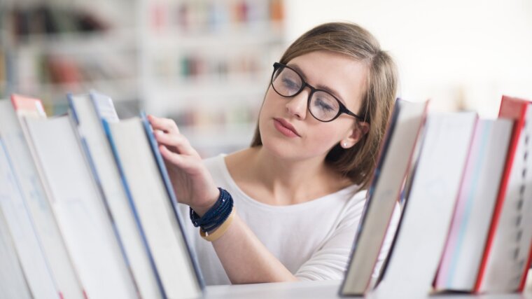 Studentin in der Bibliothek