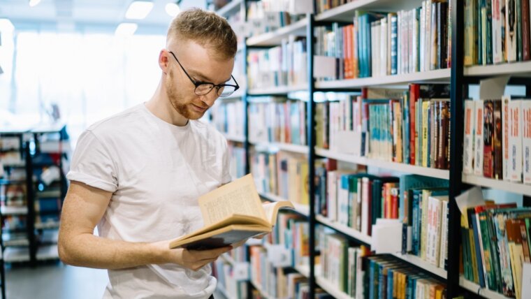 Student liest in der Bibliothek