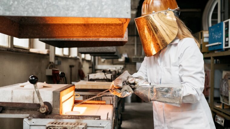 Studentin in der Glasgießerei des Otto-Schott-Instituts für Glaschemie