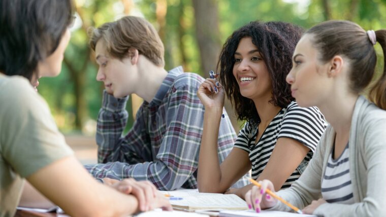 Studierende lernen zusammen