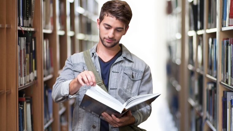 Student liest in einem Buch