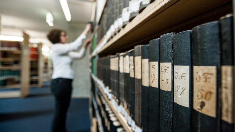 Blick ins Bücherregal in der Bibliothek