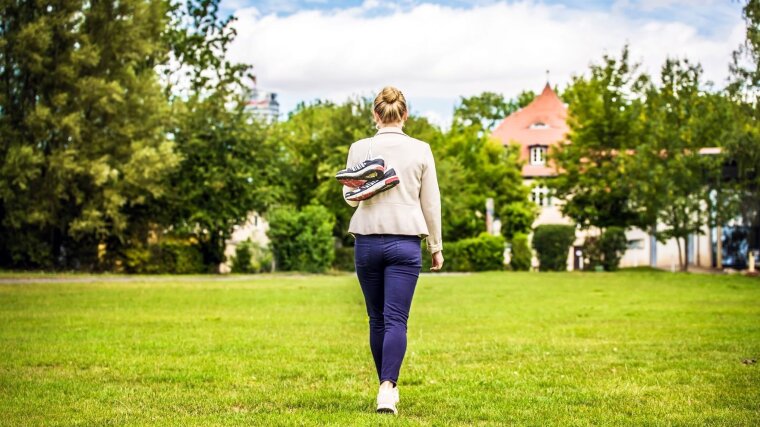 Studentin läuft zum Institut für Sportwissenschaft