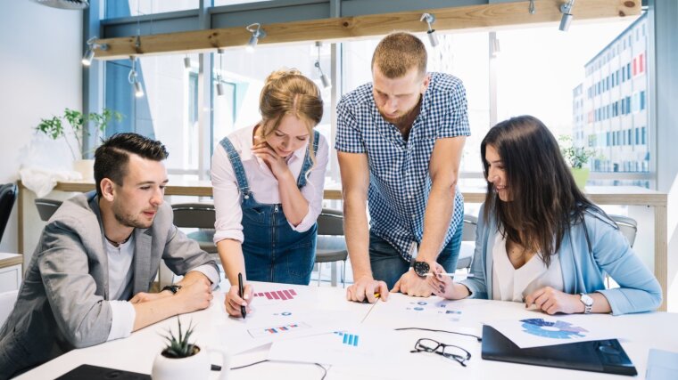 Studierende während einer Gruppenarbeit