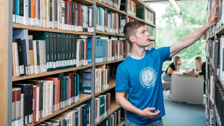 Student in der Bibliothek