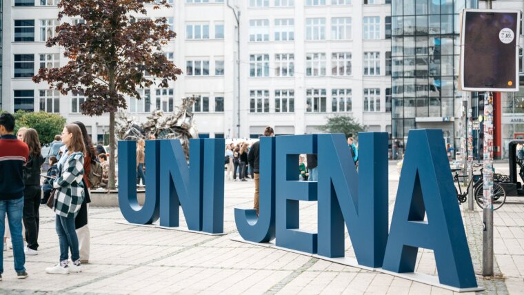 Buchstaben der Uni Jena auf dem Campus