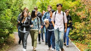 Internationale Studierende im Botanischen Garten