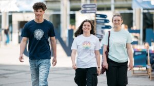 junge SchülerInnen auf dem Campus Uni Jena