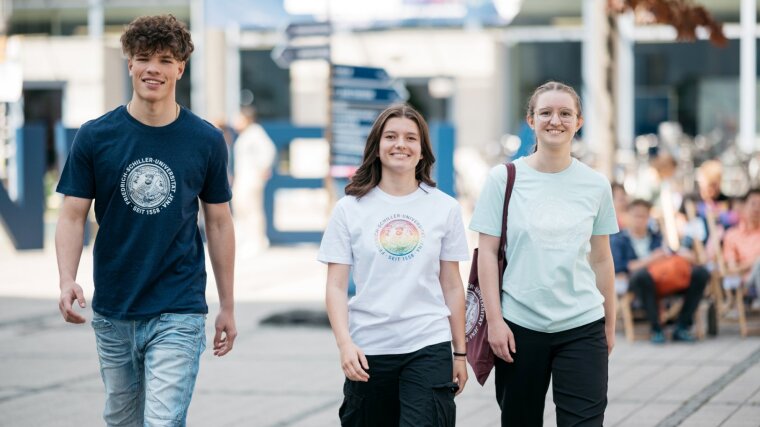 Studieninteressierte auf dem Campus