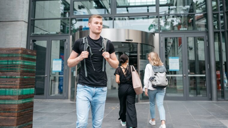 Eingang der Thüringer Universitäts- und Landesbibliothek