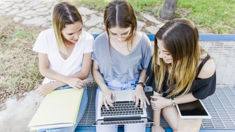 Studieninteressierte vor dem Laptop