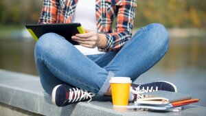 Studentin nimmt an einer Online-Vorlesung teil