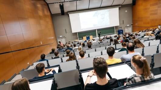 Studieninteressierte im Hörsaal