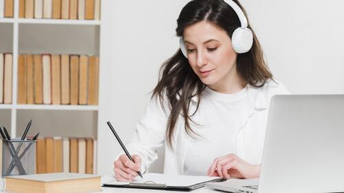 Schülerin recherchiert am Computer