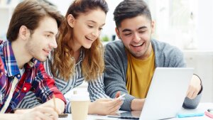 Studieninteressierte vor dem Laptop