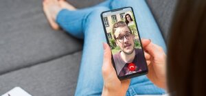 Student Philipp beim Chatten mit einer Studieninteressierten
