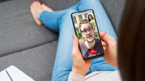 Student Philipp beim Chatten mit einer Studieninteressierten