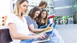 Schüler und Schülerinnen informieren sich über das Studienangebot