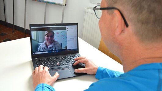 Ein Studienberater in einem Beratungsgespräch via Zoom
