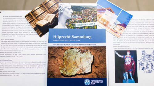 Bücher und Postkarten
