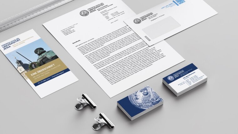 Briefbogen, Kuvert, Faltblatt und Visitenkarte im Corporate Design der Universität Jena