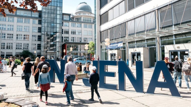 Campus mit Uni Jena Schriftzug