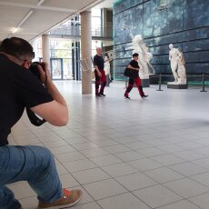 Jens Meyer fotografiert die Hausmeister beim Gehen durch das Campus-Foyer.