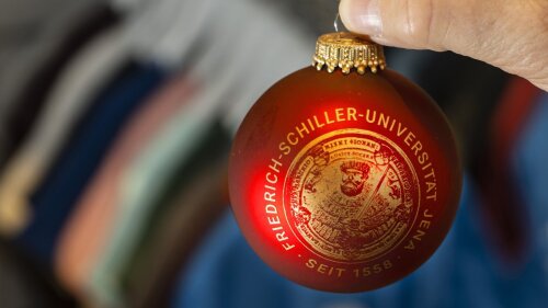 Weihnachtskugel im Uni-Design