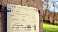 Eingangsschild am Griesbachschen Garten verweist auf das Imre Kertesz Kolleg der Universität Jena.