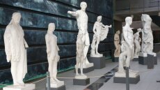 Gipsabgüsse antiker Skulpturen auf dem Campusgelände der Friedrich-Schiller-Universität Jena.