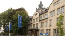 Fahnen wehen am Hauptgebäude der Friedrich-Schiller-Universität Jena.