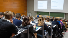Jurastudierende der Universität Jena in einer Vorlesung im Hörsaal 1 des Abbe-Campus'.