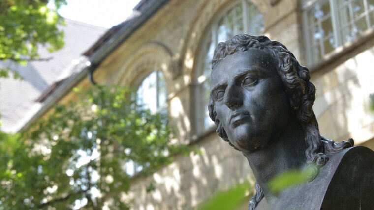 Schillerbüste am Universitätshauptgebäude.