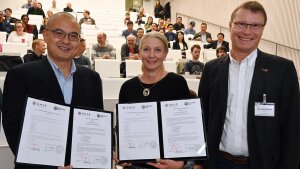 Vice-Dean Prof. Xingzhi Xu, Dr Claudia Hillinger und Prof. Thorsten Heinzel (r.).