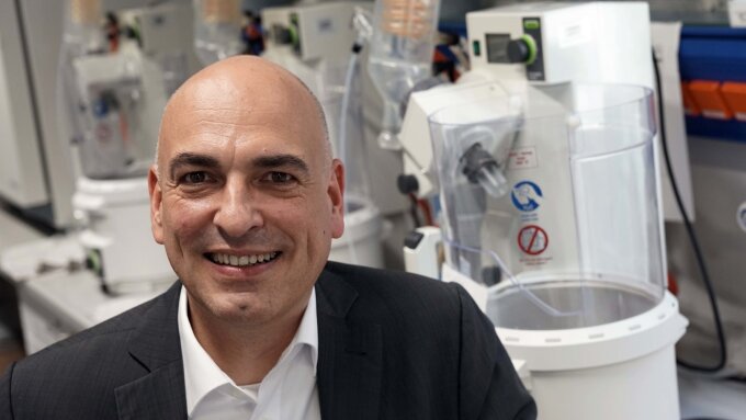 Chemiker Prof. Dr. Ulrich S. Schubert ist Sprecher des neuen Schwerpunktprogramms „Polymer-basierte Batterien“.