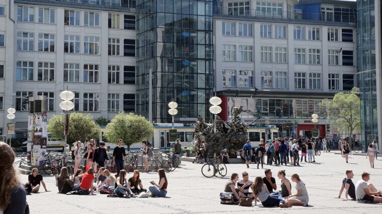 Studierende auf dem Campus Ernst-Abbe-Platz.