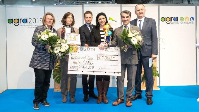 nutriCARD wurde für besondere Verdienste und Entwicklungen in der Ernährungswirtschaft in Mitteldeutschland ausgezeichnet. Von links: Prof. Dr. Peggy Braun, Prof. Dr. Gabriele Stangl, Sachsens Ministerpräsident Michael Kretschmer, agra-Geschäftsführerin Alexandra Feldmann, Prof. Dr. Stefan Lorkowski und Sachsens Landwirtschaftsminister Thomas Schmidt.