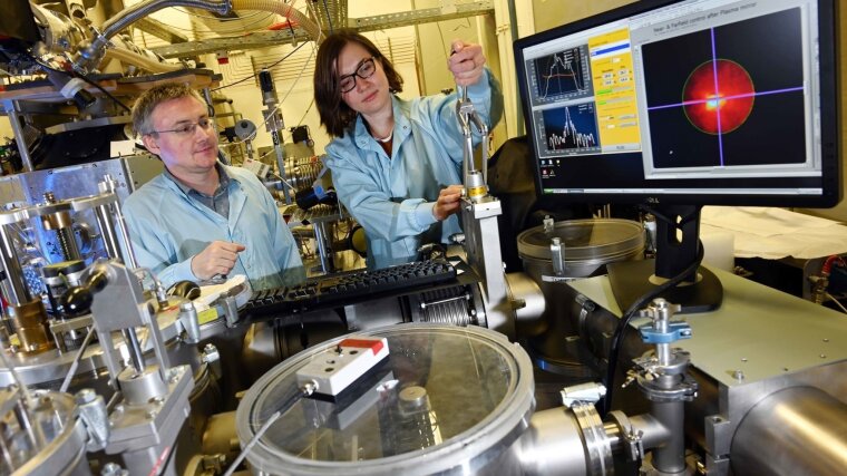 Dr Zhanna Samsonova and Dr Daniil Kartashov in a laser lab. 