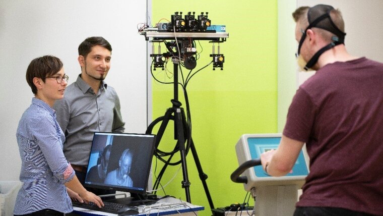 Erster Test des NeoVital-Sensors bei der Spirometrie während Belastungstests von Probanden.