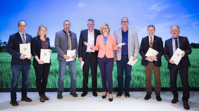 Bundesministerin Julia Klöckner überreicht den Förderbescheid für CattleHub, u.a. an Harald Hoppe (3.v.r).