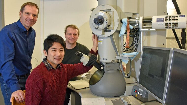 Prof. Dr Falko Langenhorst (from left to right), Dr Toru Matsumoto and Dr Dennis Harries.
