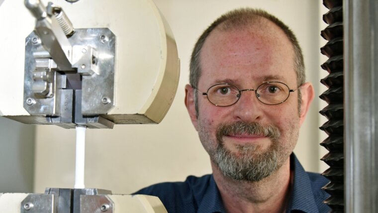Prof. Dr. Frank A. Müller ist Professor für Oberflächen- und Grenzflächentechnologie der Universität Jena.