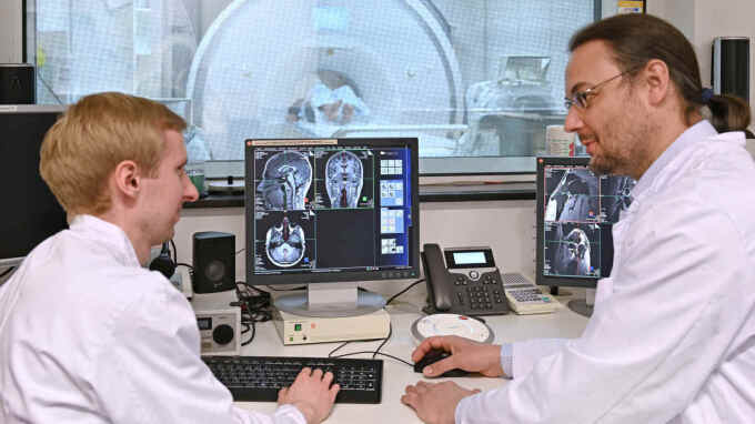 Prof. Dr. Martin Walter (r.) und Dr. Florian Götting messen die Hirn-Netzwerkaktivität im MRT.