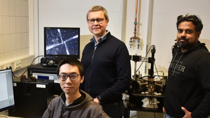 Zian Tang (l.), Prof. Andrey Turchanin and Antony George (r.) in a laboratory in which X-ray photometric spectra of intelligent nano-materials are recorded.
