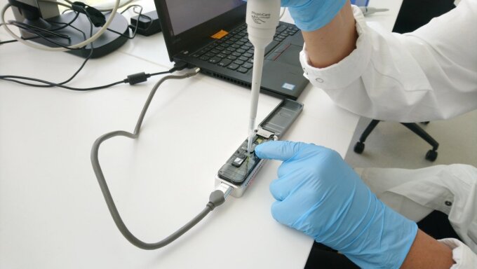 Das Genom von RNA-Viren (zu denen auch die Coronaviren zählen) zu entschlüsseln, wird durch jüngste Fortschritte in der Biotechnologie immer einfacher. Dank der neuartigen Nanoporen-Sequenzierung (Oxford Nanopore) sind die notwenigen Arbeitsschritte schneller und einfacher, so dass die Sequenzierung auch außerhalb eines Labors erfolgen kann. Die Geräte sind in etwa so groß wie ein USB-Stick und können direkt mit dem Computer verbunden werden. Die Arbeitsgruppe von Prof. Marz hat gezeigt, dass Dank dieser Technologie komplette Virengenome direkt am Stück entschlüsselt werden können.