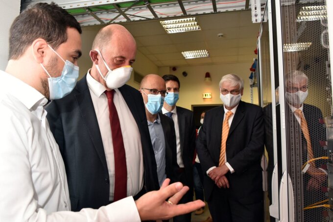 Computer manager Dr Lars Kühne (from left to right) explains the high-performance computer to minister Wolfgang Tiefensee, university vice president Prof. Dr Georg Pohnert, Dr Robert Axmann (founding director of the DLR institute) and DLR Executive Board member Prof. Dr Hansjörg Dittus.