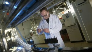 Arbeit am Synthese- und Formulierungsroboter, der hilft, maßgeschneiderte Nanopartikel herzustellen.